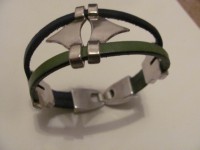 Pulseira em couro para a mãe, com peças banhadas a prata e antialérgica
